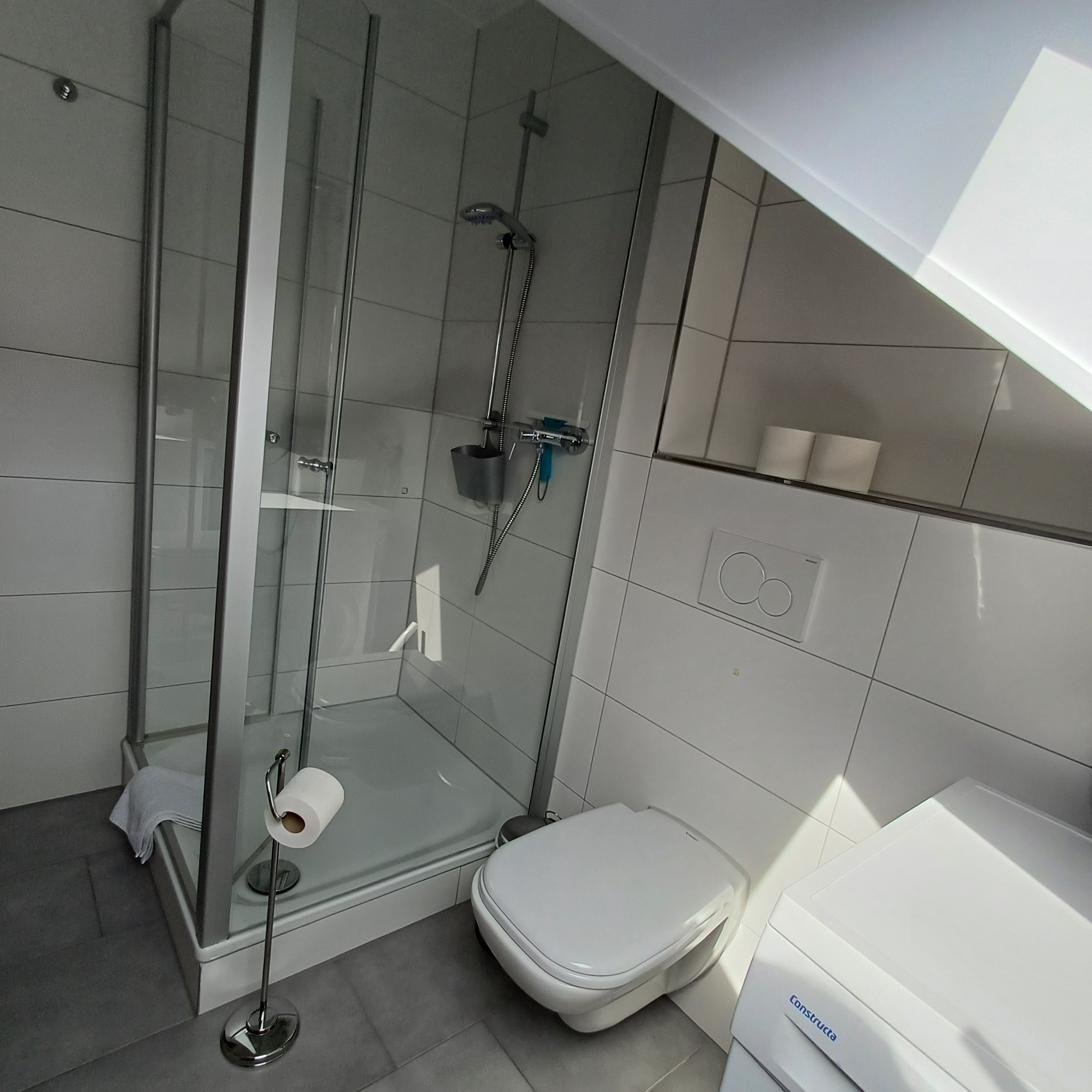 Badezimmer mit Dusche