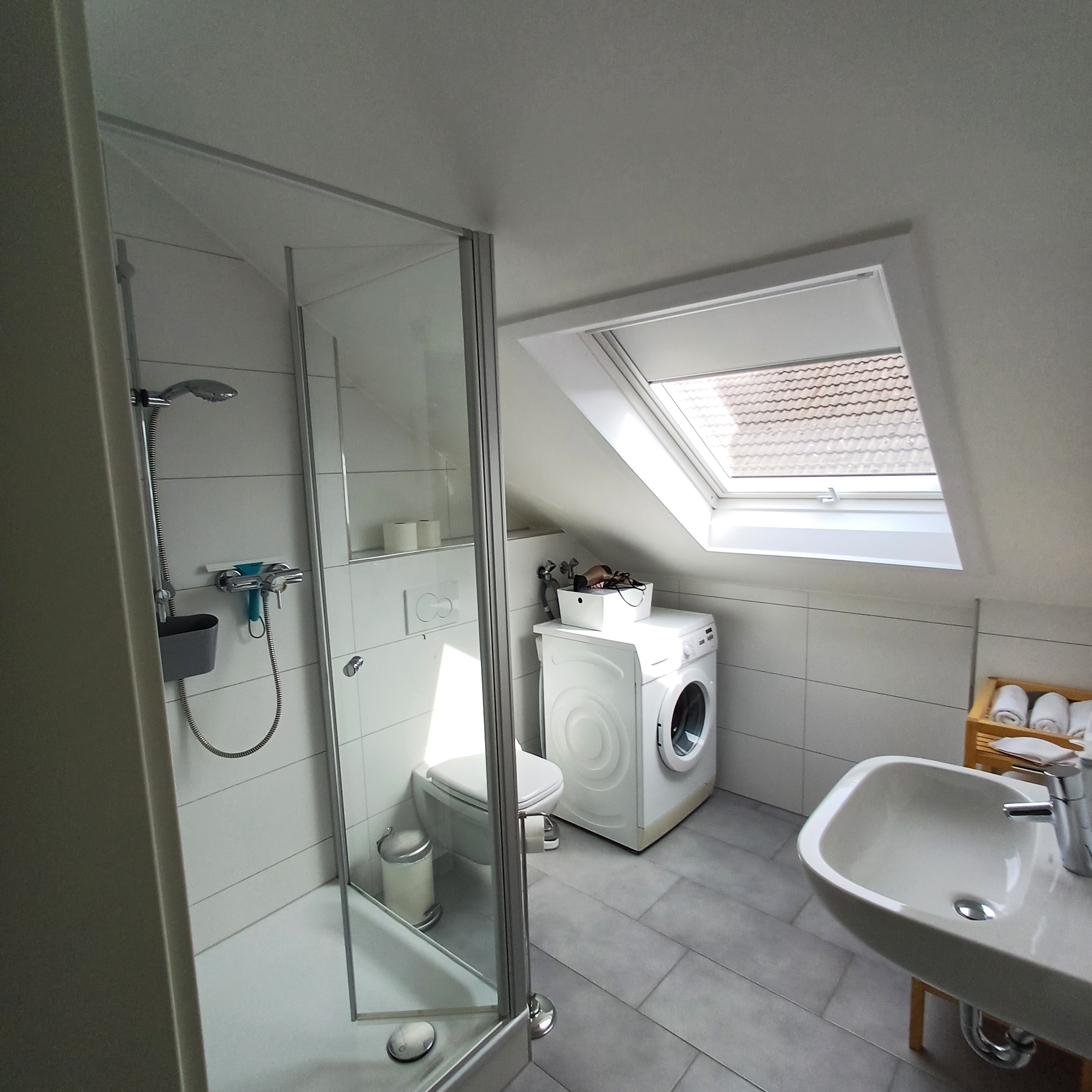 Helles Badezimmer mit Dachfenster