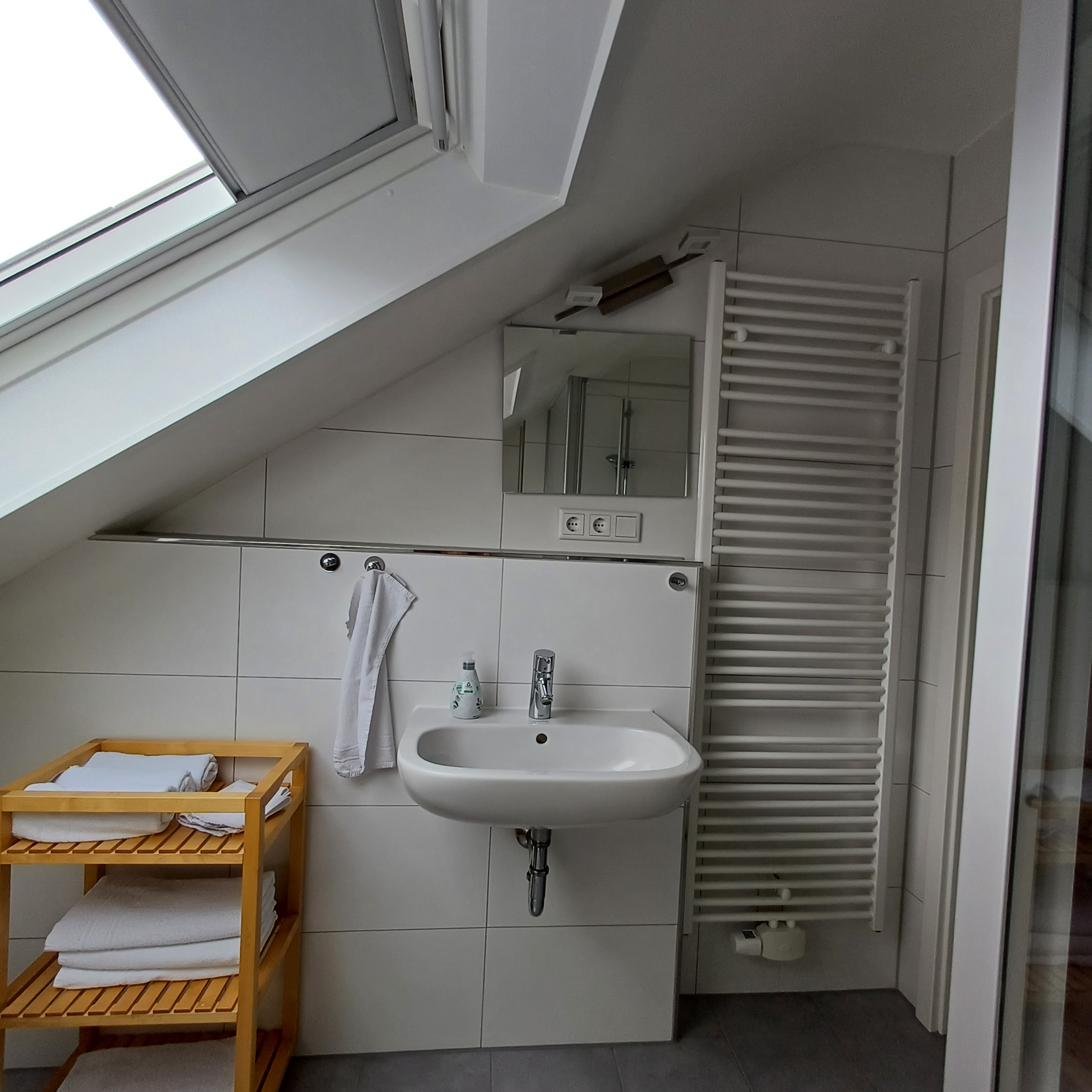 Helles Badezimmer mit Tageslicht
