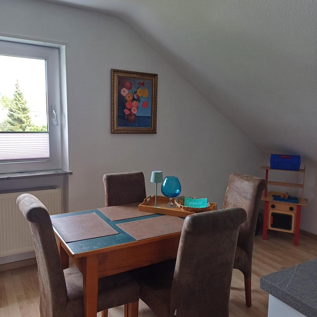 Essbereich mit Tisch und Gemälde