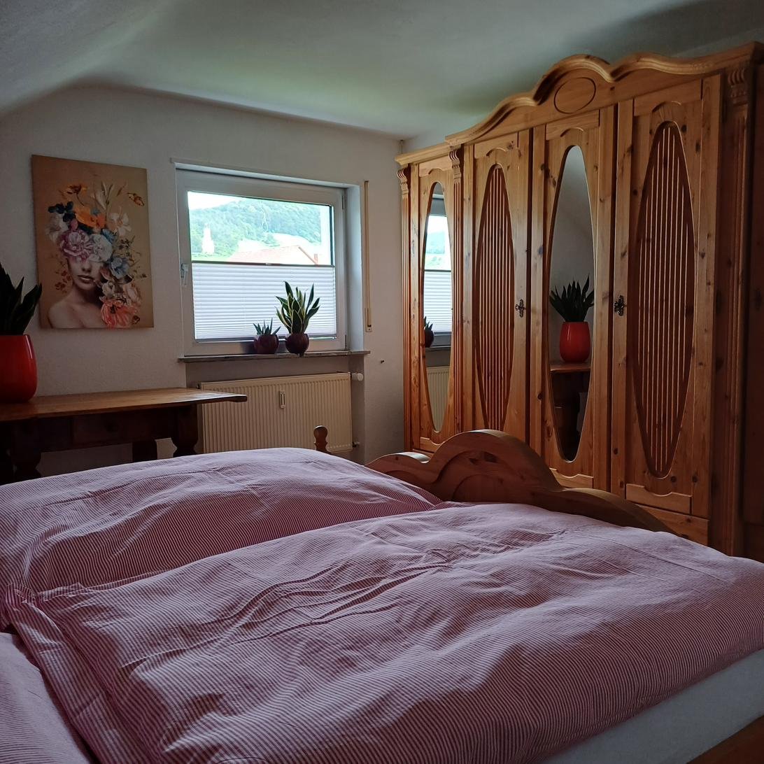 Großzügiges Schlafzimmer mit Doppelbett 180 x 200 cm