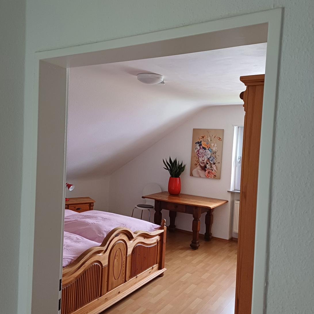 Blick durch die Tür ins große Schlafzimmer