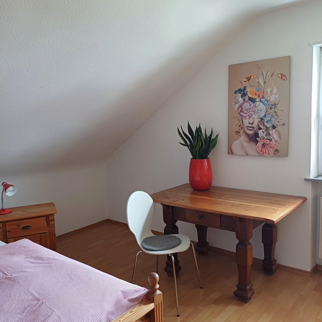 Schlafzimmer mit Schreibtisch