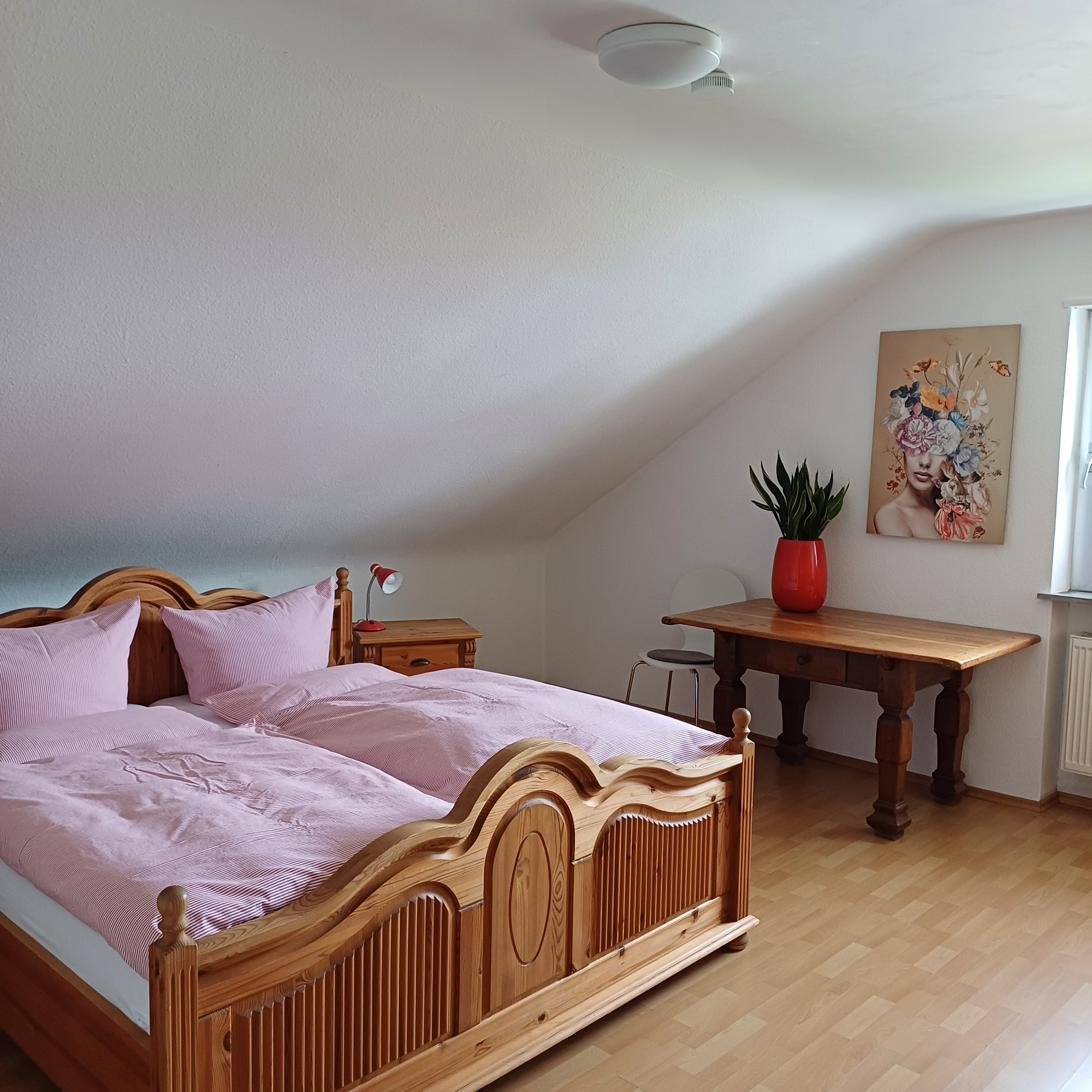 Großzügiges Schlafzimmer mit Doppelbett