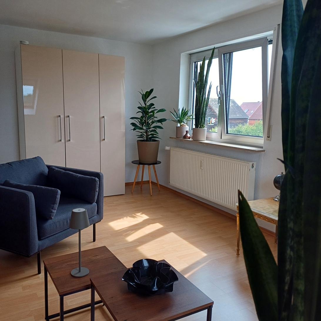 Wohnzimmer mit Sessel und Kleiderschrank