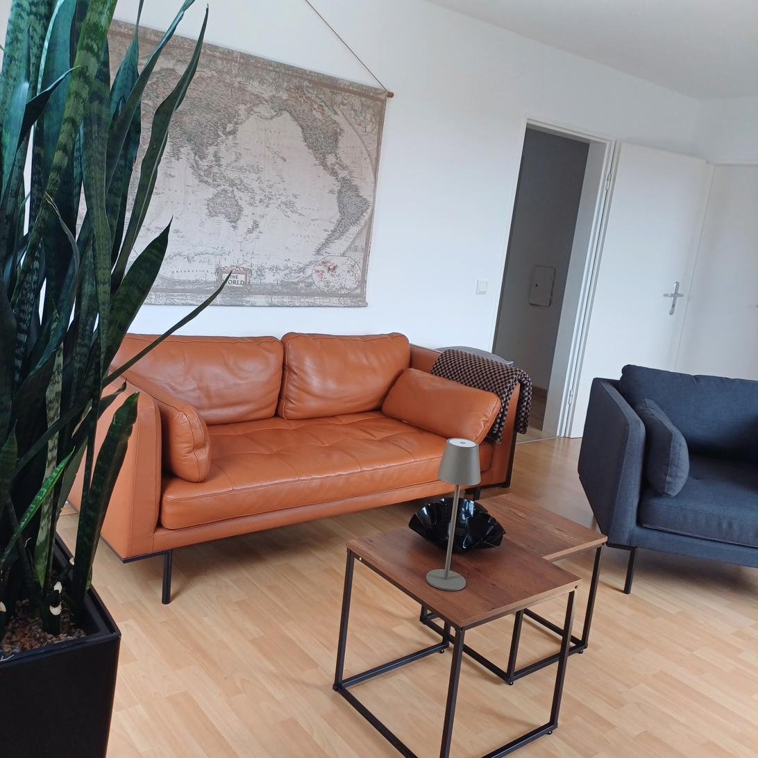 Wohnzimmer mit Ledersofa und Weltkarte