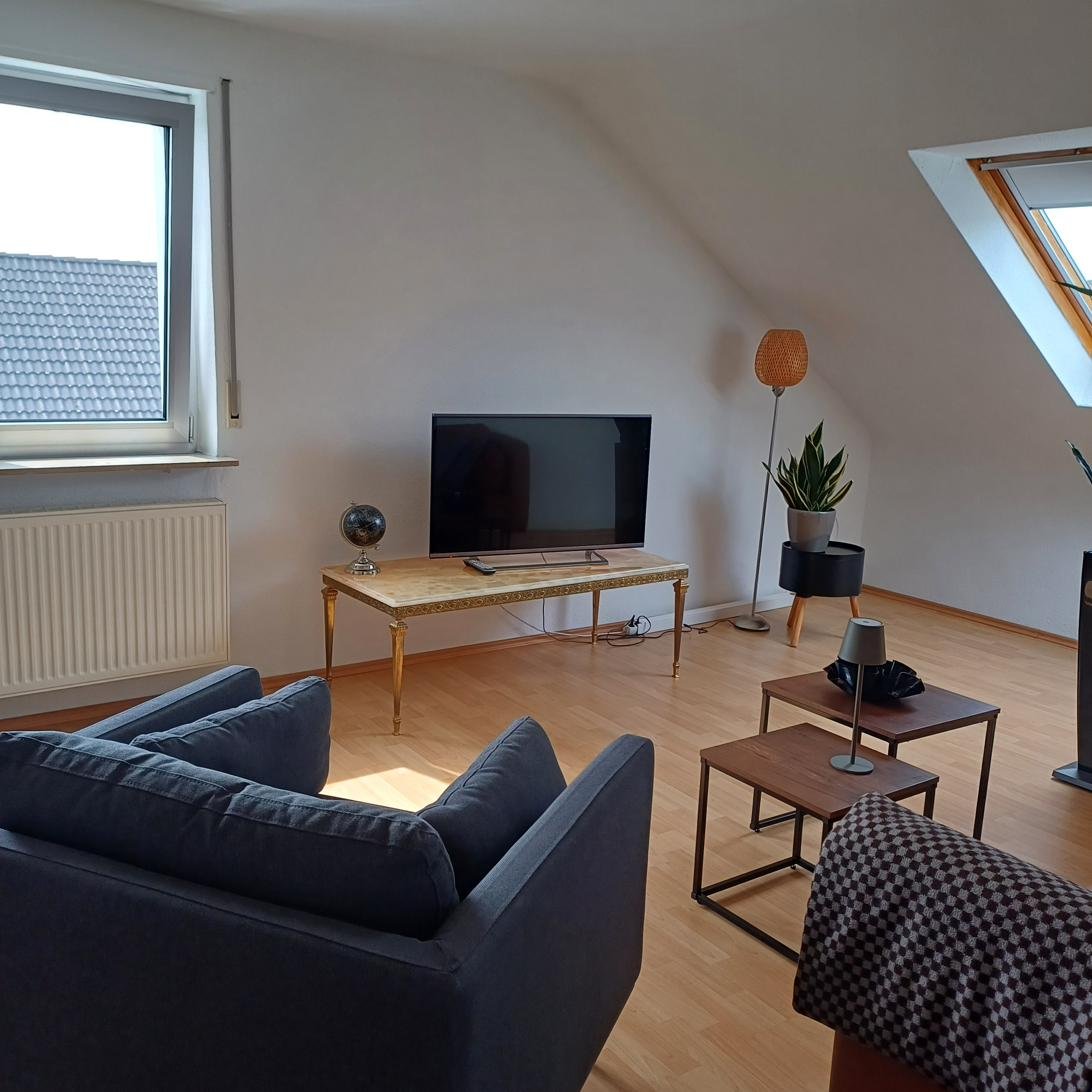 Wohnzimmer mit Sitzecke und Fernseher